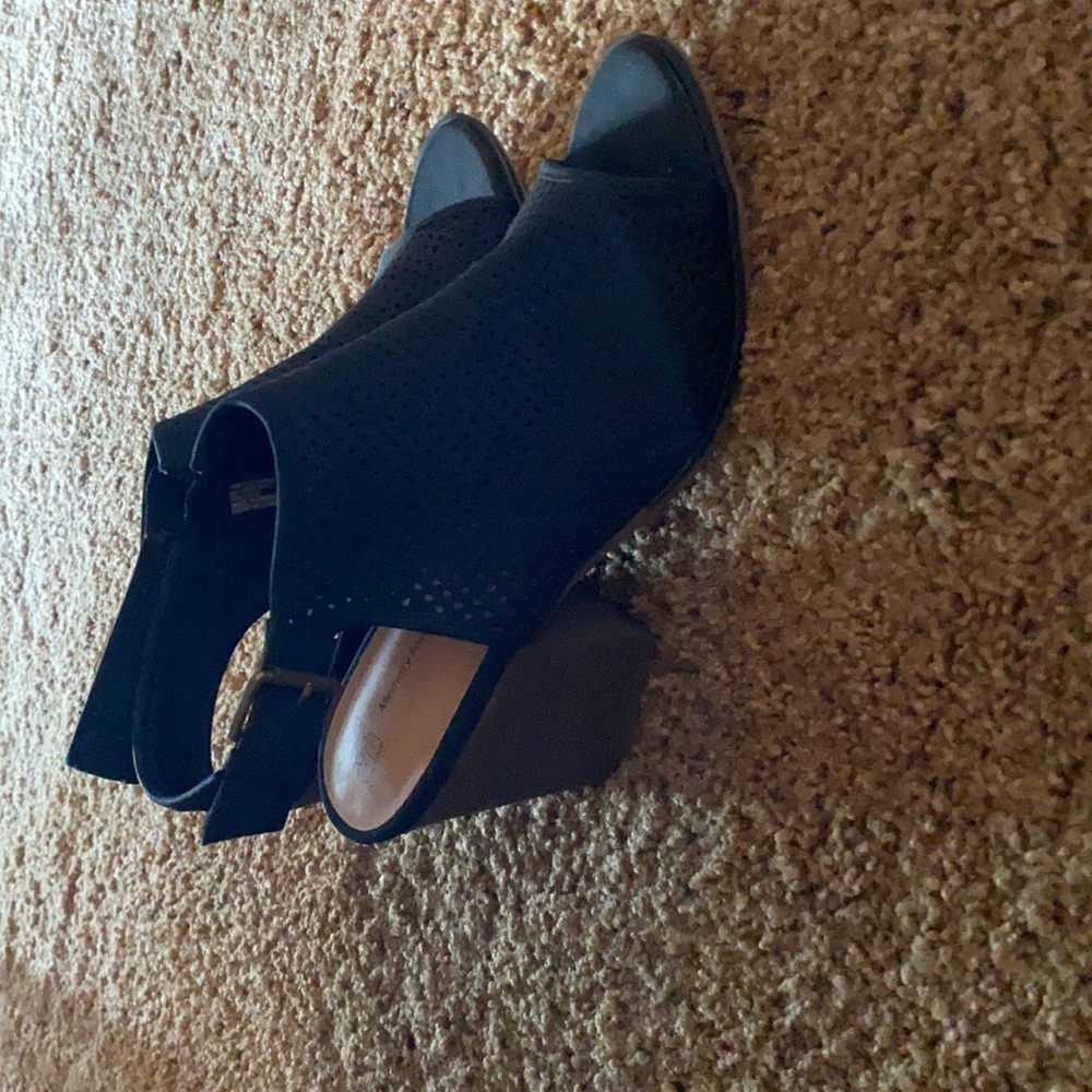 Memory foam zip up booties! Worn once